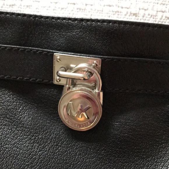 Michael Kors leather shoulder bag in black - Picture 2 of 5